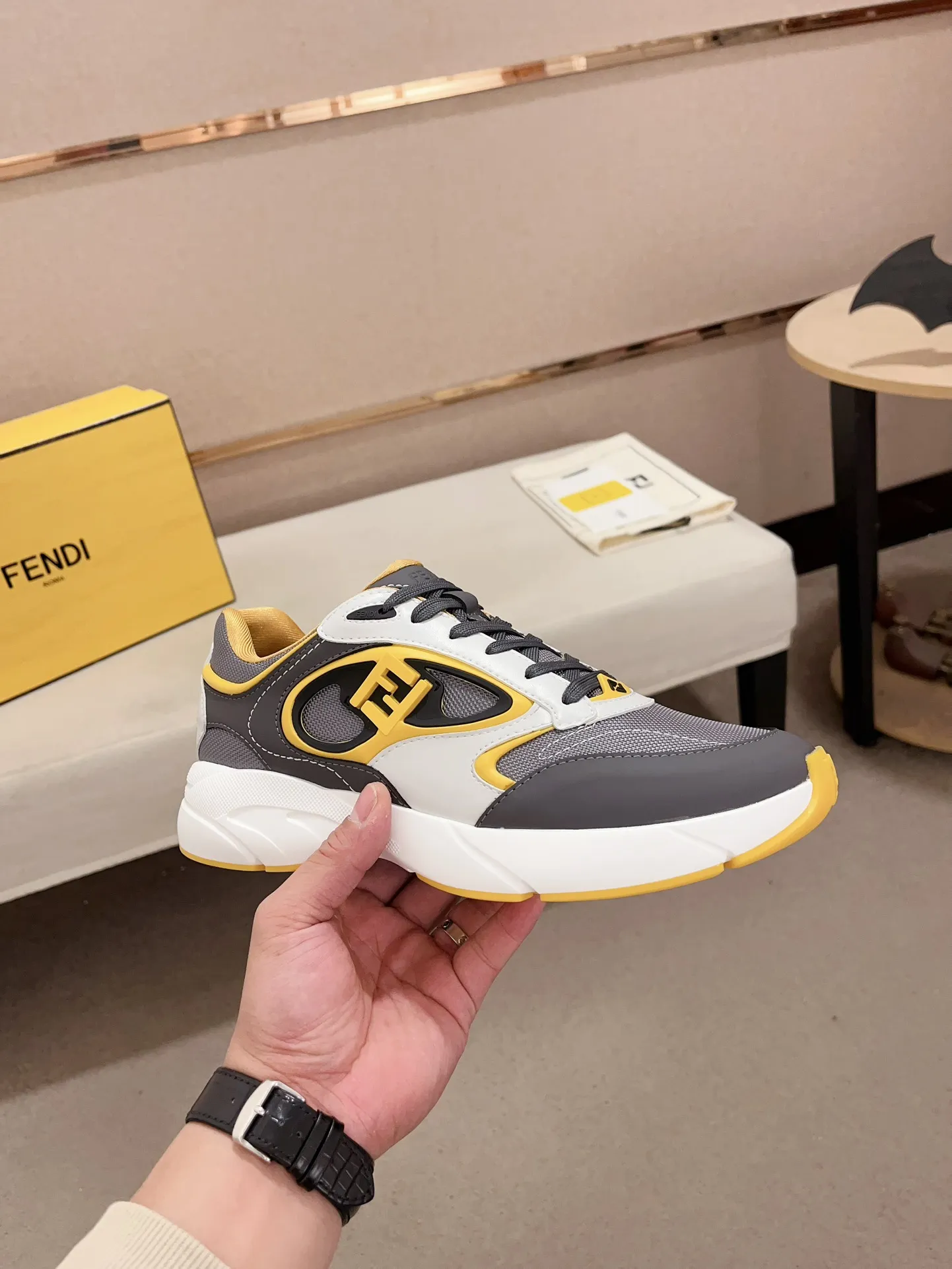 Men's shoes💰: 760💰(Higher version) [Fendi] Fendi's latest casual shoes for men! Available at counters simultaneously! A one-to-one replica of the original. Made entirely of imported top-grain calfskin, the interior is made of top-grain water-dyed cowhide, and the original factory-supplied rubber outsole. Leading new fashion concepts. Matching code: 39-44. 38.45 can be customized and cannot be returned or exchanged!